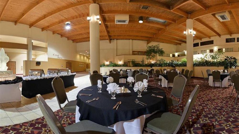 Ramada Inn Lafayette Conference Center Экстерьер фото
